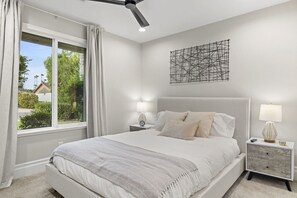 4 dormitorios, escritorio, tabla de planchar con plancha y cuna de viaje