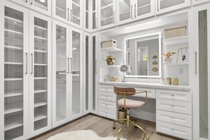 Secador de pelo, toallas, champú y papel higiénico