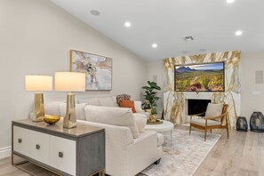 Smart TV, fireplace, offices - Ideally Located for Spring Training W/ Pool, BBQ (Phoenix)