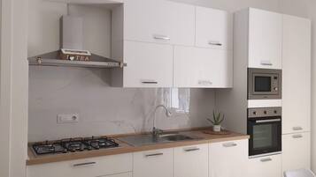 KĂŒhlschrank, Mikrowelle, Ofen, Herdplatte