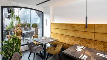 Frühstück (20 EUR pro Person)