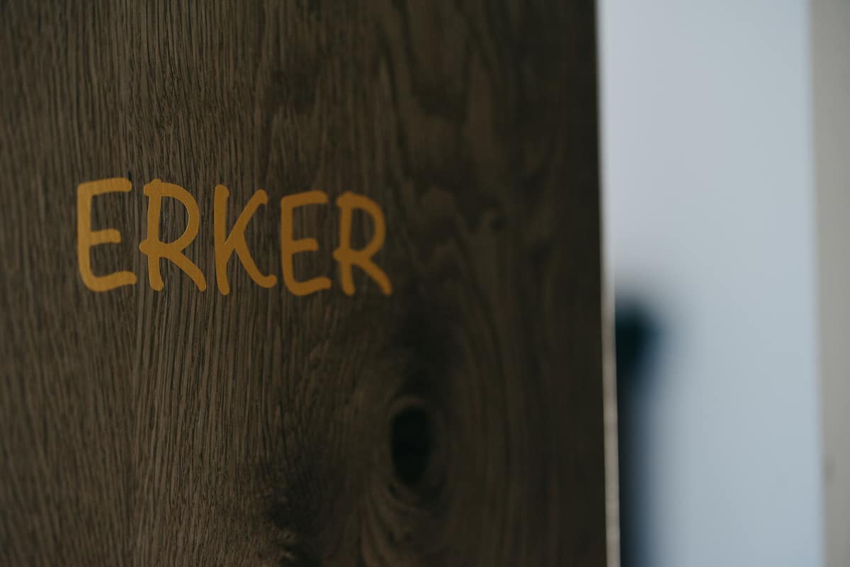 雙人房 (Erker) | 房內夾萬、書桌、手提電腦工作空間、遮光窗簾/窗簾