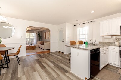Comfortable 3BR | Screened Patio + Grill | WR