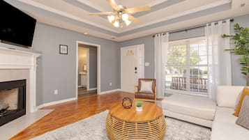Smart TV, fireplace