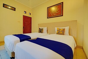 Basic Triple Room | Laptop workspace, free WiFi, bed sheets - SPOT ON 92975 Aria Hostel Capsul Cihampelas (Bandung)