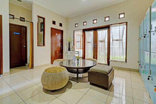 Lobby - SPOT ON 92975 Aria Hostel Capsul Cihampelas (Bandung)