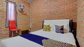 Economy Double Room | Desk, free WiFi, bed sheets