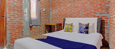 Kamar Double Ekonomi | Meja kerja, Wi-Fi gratis, dan seprai linen