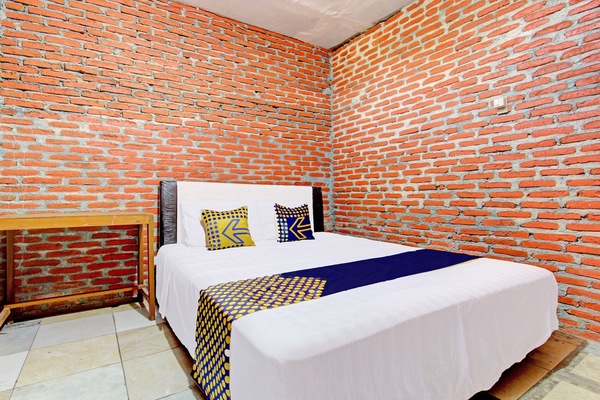 Economy Double Room | Desk, WiFi (free), bed sheets