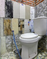 Economy Double Room | Bathroom | Shower