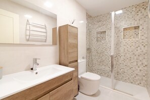 Shower, hair dryer, towels