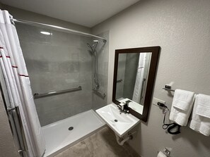 Rom – standard, 1 kingsize-seng, tilgjengelighetstilpasset, ikke-røyk (Roll-In Shower) | Bad | Hårføner, håndklær, såpe og sjampo