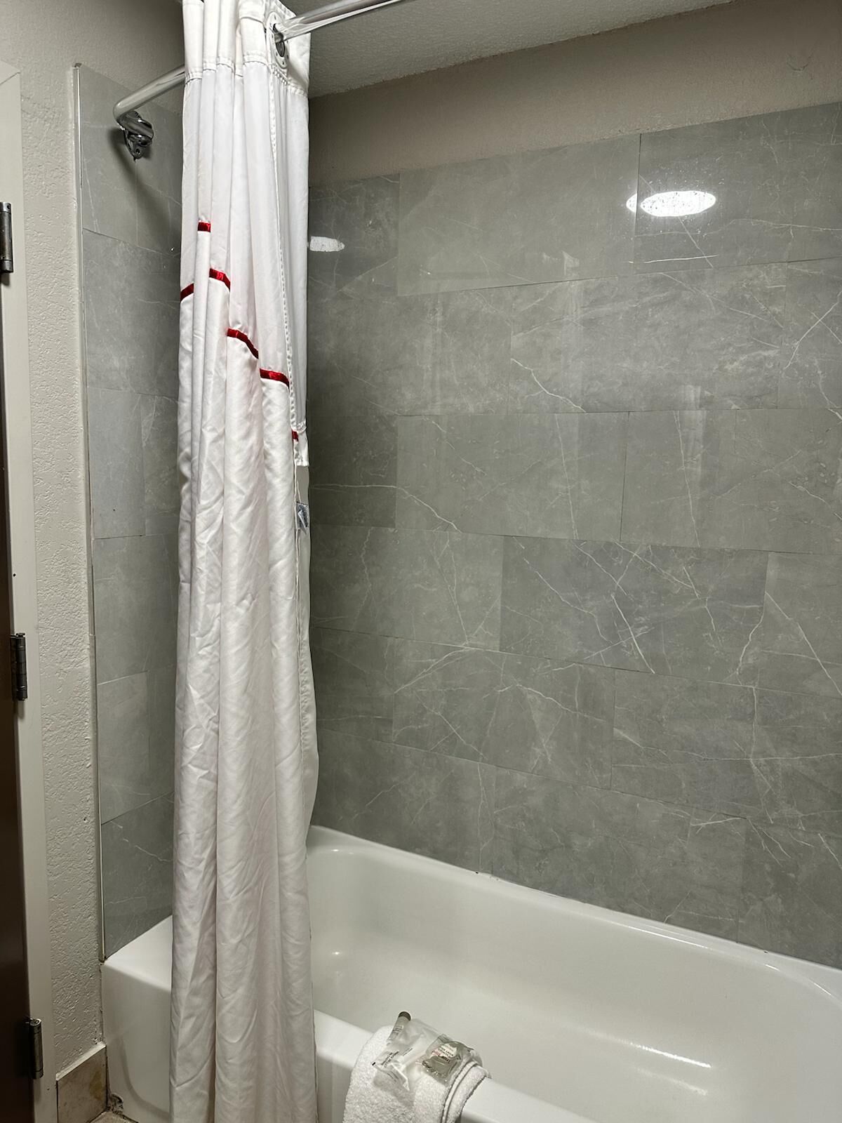 Camera Superior, 2 letti queen, non fumatori | Bagno | Asciugacapelli, asciugamani, sapone, shampoo