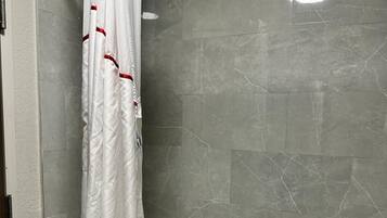 Camera Superior, 2 letti queen, non fumatori | Bagno | Asciugacapelli, asciugamani, sapone, shampoo