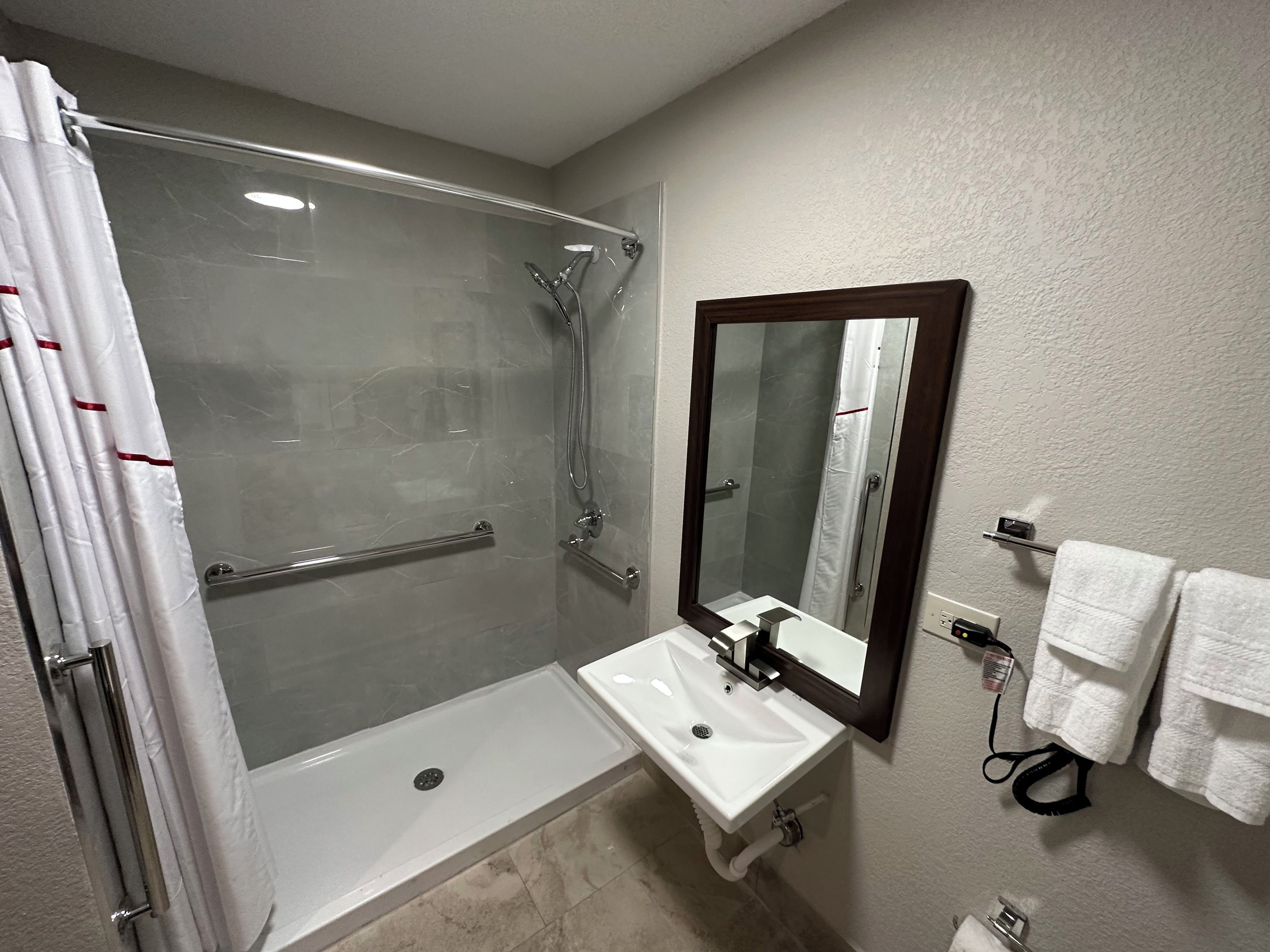 Standard Room, 1 King Bed, Accessible, Non Smoking (Roll-In Shower) | Bathroom | Hair dryer, towels, soap, shampoo