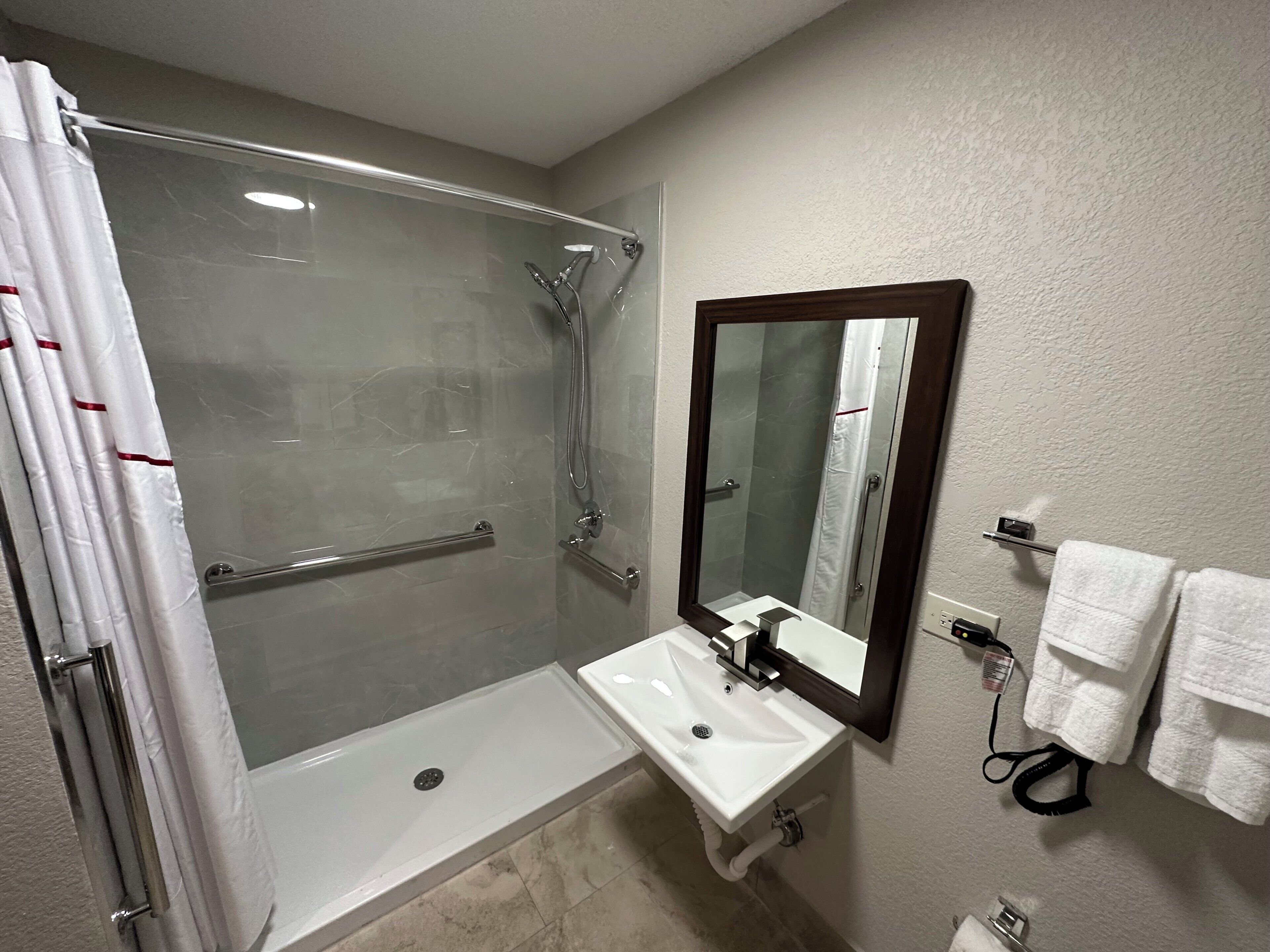 Standardzimmer, 1 King-Bett, barrierefrei, Nichtraucher (Roll-In Shower) | Badezimmer