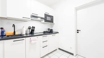Kühlschrank, Mikrowelle, Herdplatte, Geschirrspüler
