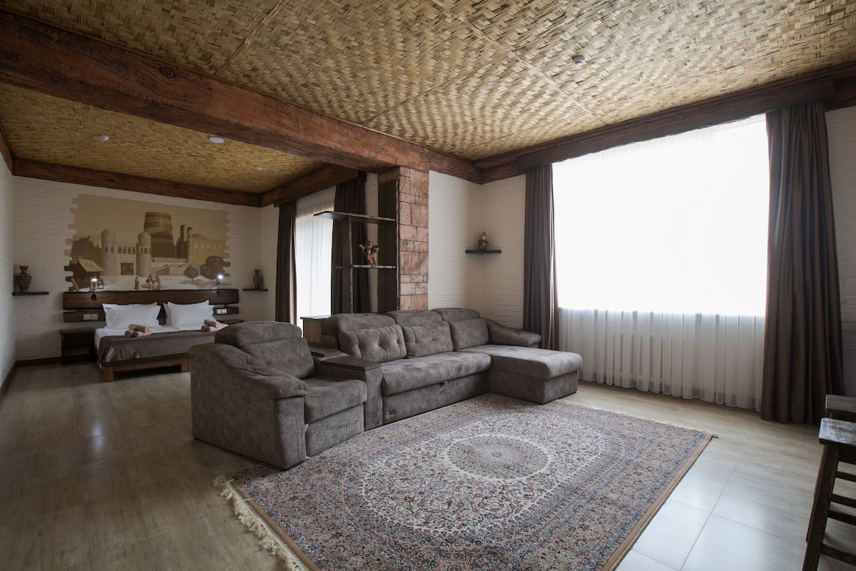 Panoramic Studio Suite | Premium bedding, laptop workspace, soundproofing
