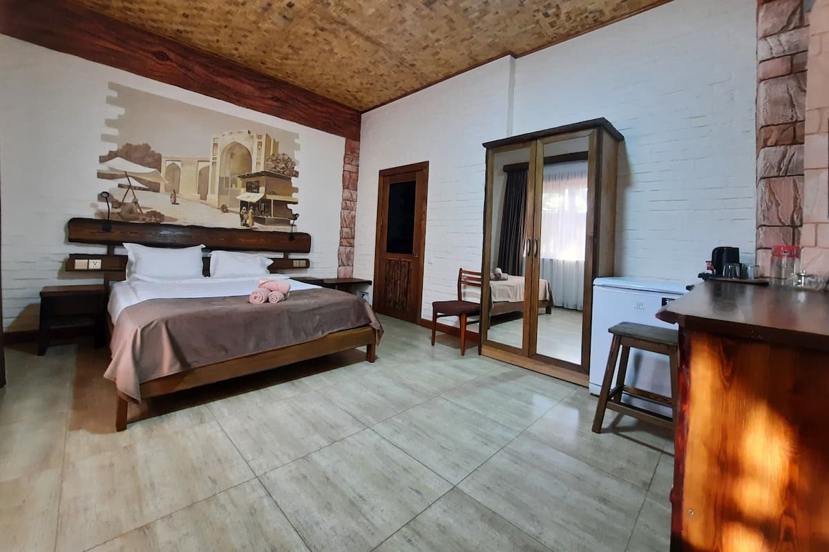 Double Room | Premium bedding, laptop workspace, soundproofing