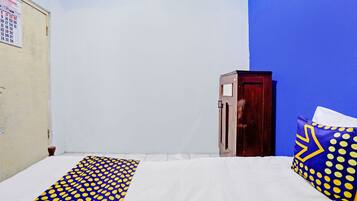Basic Double Room | Desk, free WiFi, bed sheets