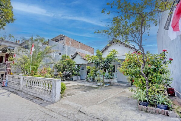 Oyo Life 92921 Omaya Kost Syariah - Jombang