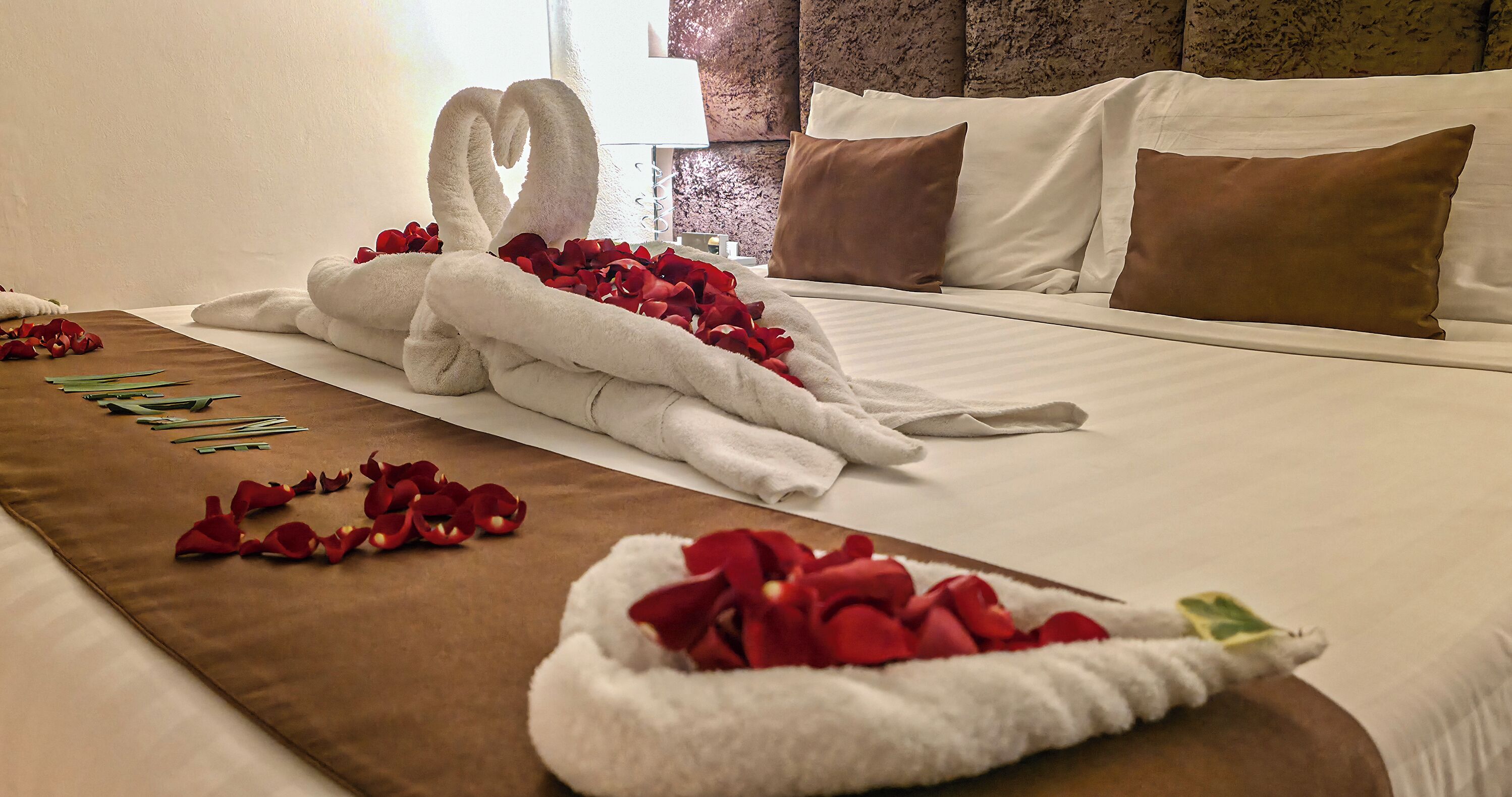 高档床上用品、羽绒被、迷你吧、客房内保险箱