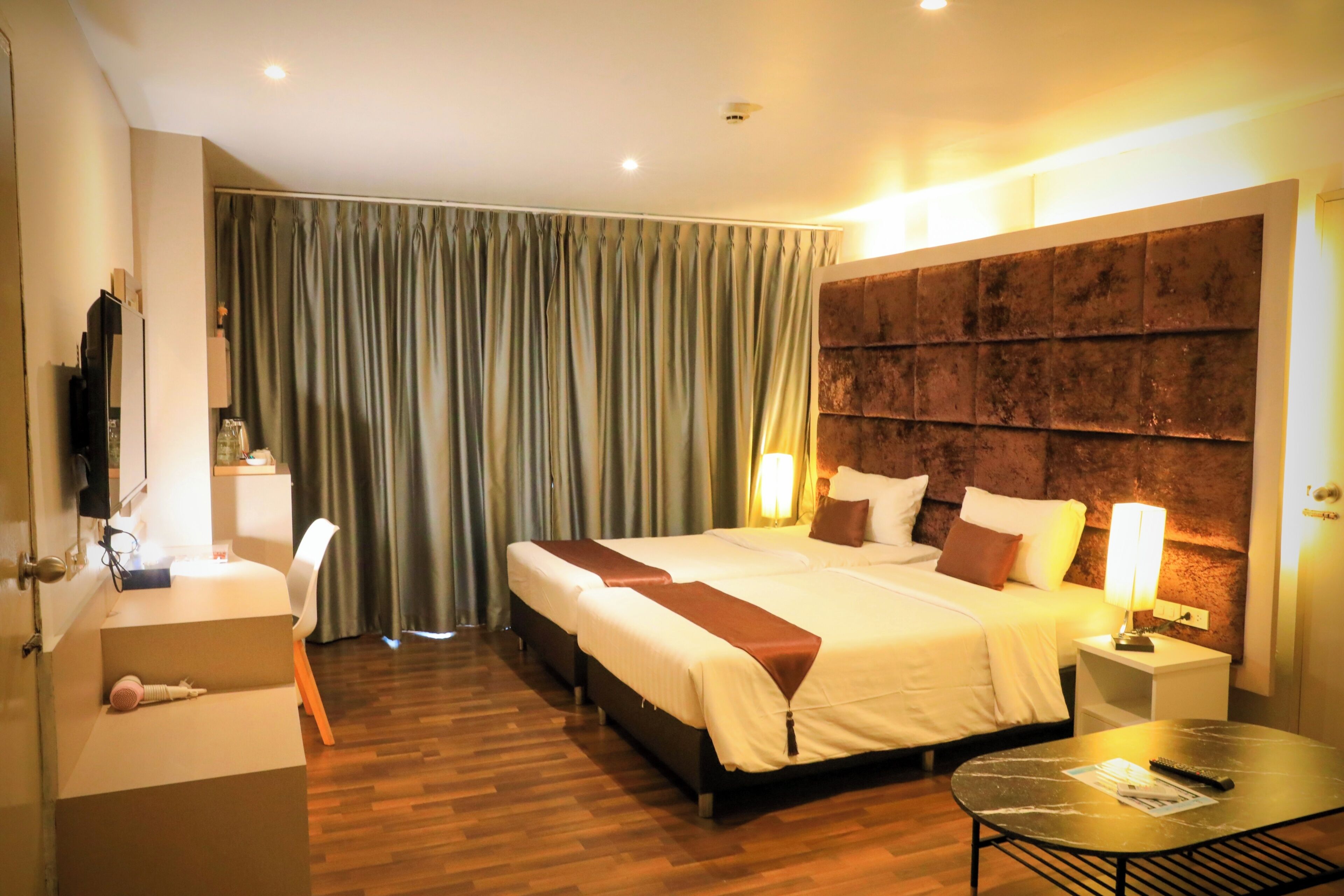 Kahden hengen deluxe-huone (kaksi sänkyä) | Ylelliset vuodevaatteet, untuvapeitot, minibaari, tallelokero huoneessa