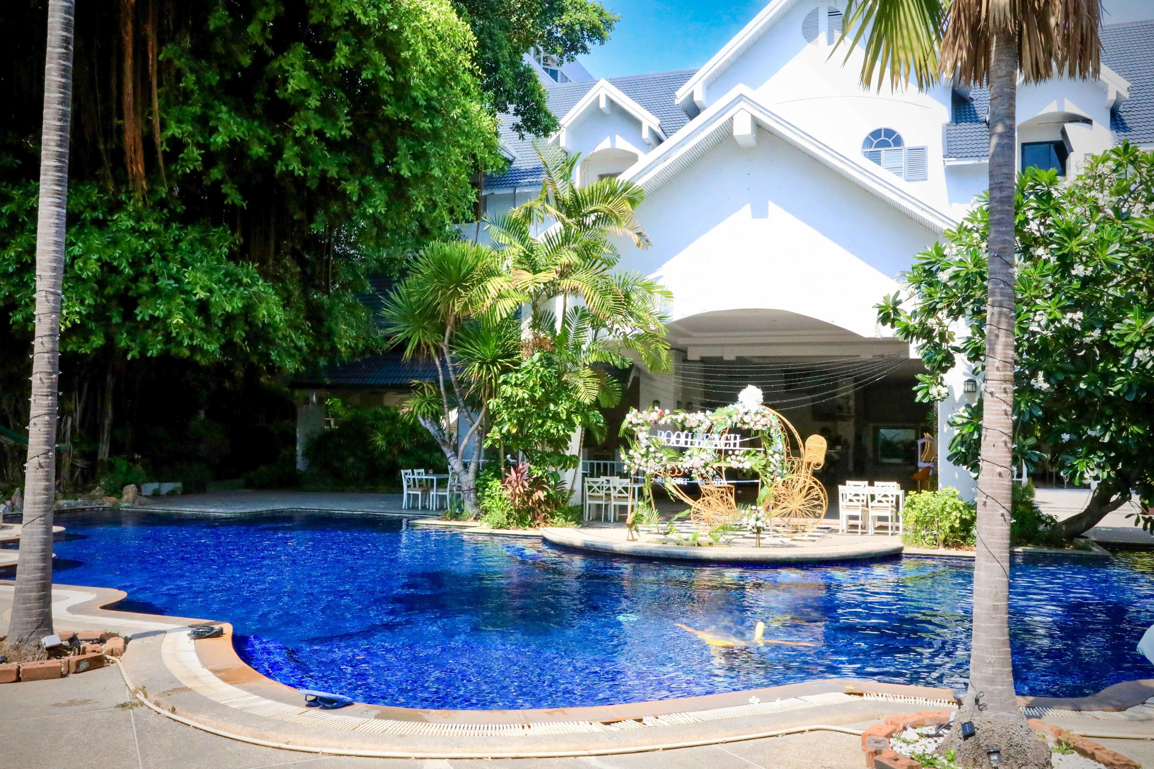 2 piscinas techadas, abierta desde las 08:00 hasta las 21:00, sombrillas