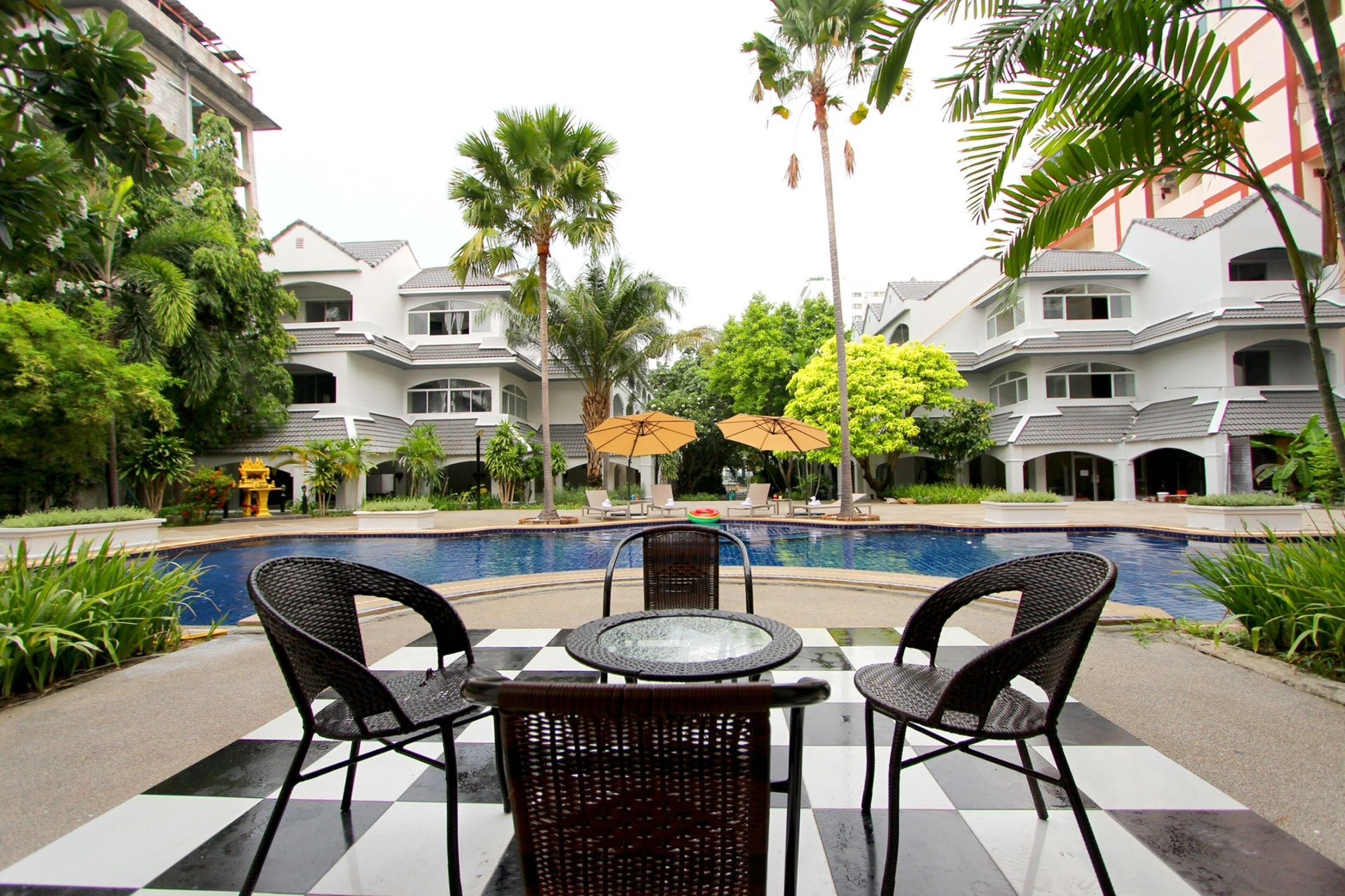 2 座室內游泳池，開放時間為 08:00 至 21:00，提供泳池遮陽傘和日光浴躺椅