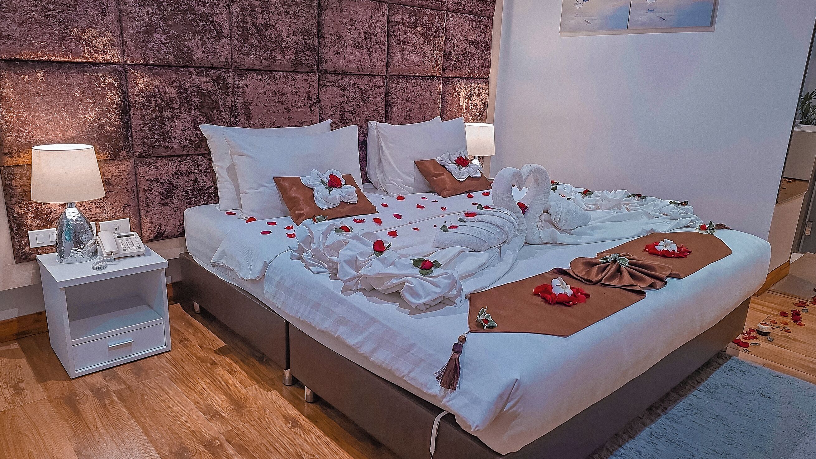 Junior-sviitti | Ylelliset vuodevaatteet, untuvapeitot, minibaari, tallelokero huoneessa