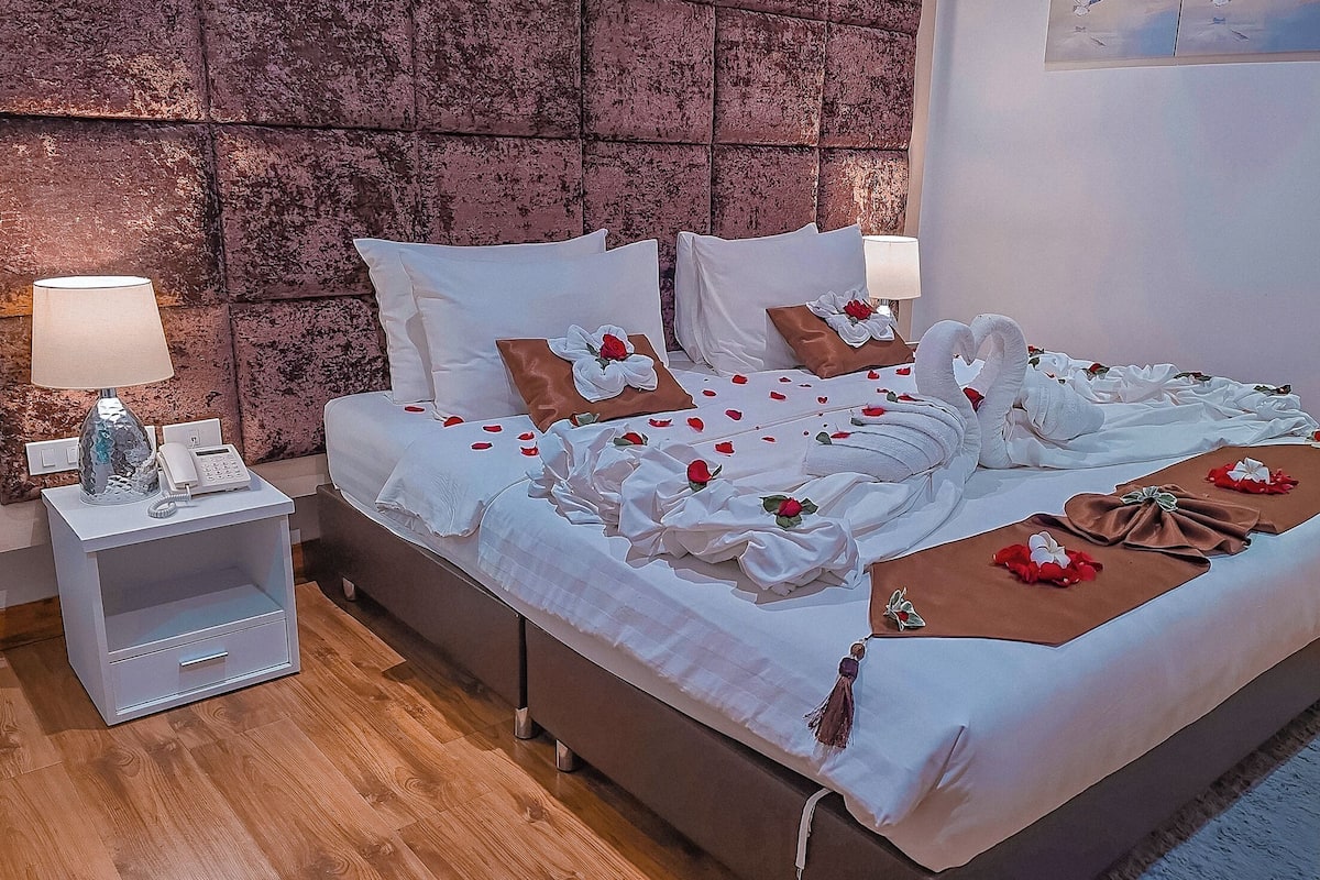 Junior-sviitti | Ylelliset vuodevaatteet, untuvapeitot, minibaari, tallelokero huoneessa