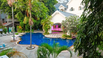 2 piscinas techadas, abierta desde las 08:00 hasta las 21:00, sombrillas