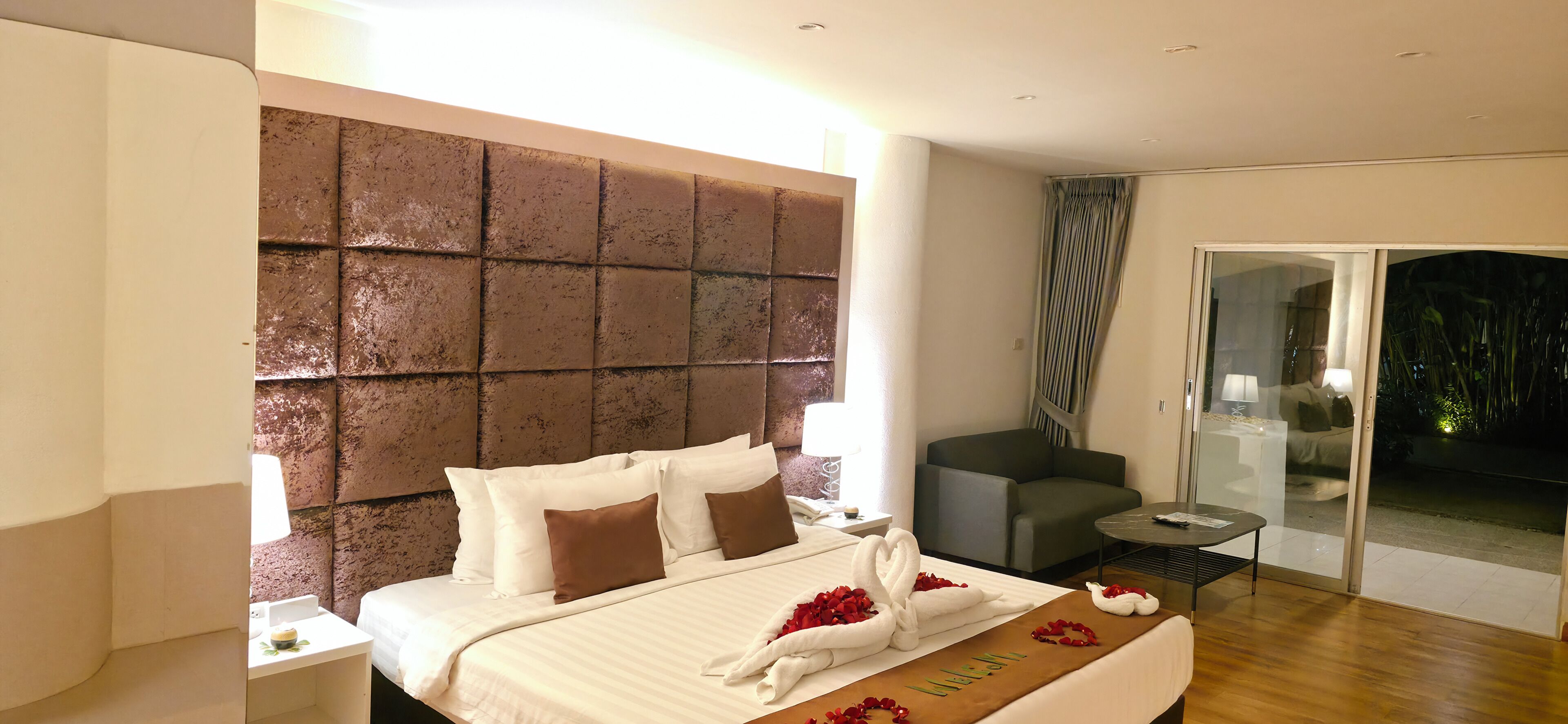 尊贵双人房 | 高档床上用品、羽绒被、迷你吧、客房内保险箱