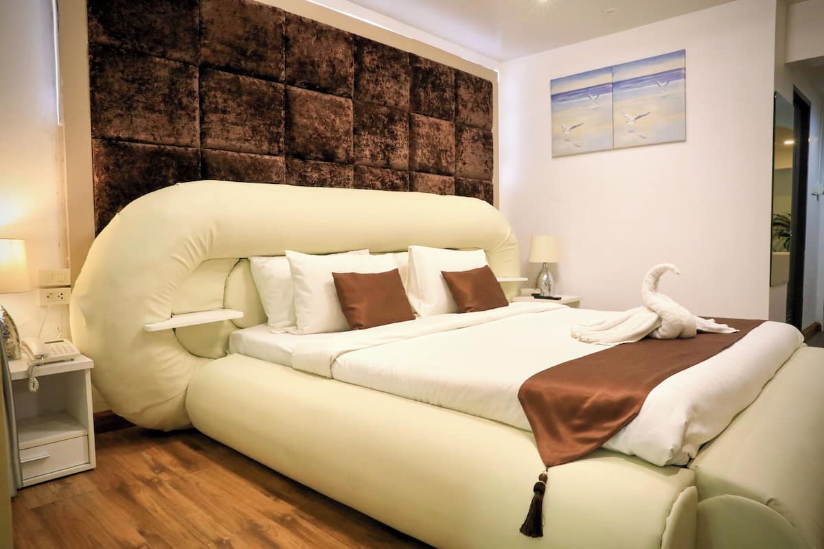 HÀÀmatkahuone, 1 suuri parisÀnky | Ylelliset vuodevaatteet, untuvapeitot, minibaari, tallelokero huoneessa