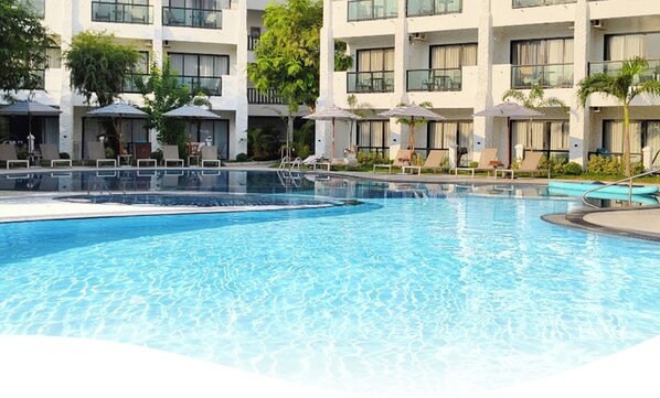 2 piscines couvertes, parasols de plage, chaises longues