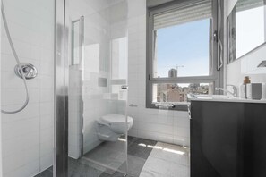 Shower, hair dryer, towels, soap - Luxury Agan 3 Bedrooms Apartment (Jerusalem)