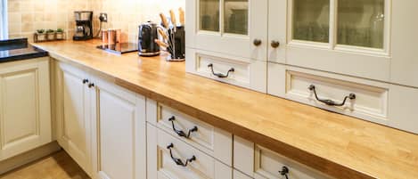 Lave-vaisselle, batterie de cuisine, vaisselle et ustensiles