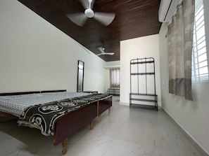 1 bedroom, bed sheets