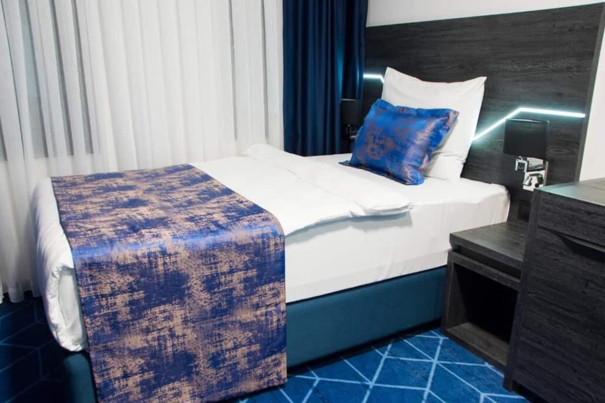 Superior Single Room | In-room safe, iron/ironing board (on request), WiFi (free)