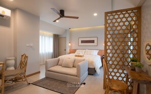 MOON BATH SUITE | Wohnbereich | 43-Zoll-Flachbildfernseher mit Digitalempfang, Netflix, aktuelle Filme