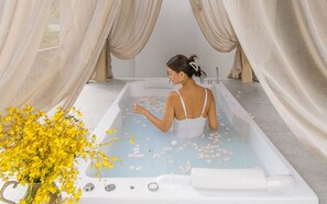 ALANNA JACUZZI PENTHOUSE | Hochwertige Bettwaren, Minibar, Zimmersafe, individuell dekoriert