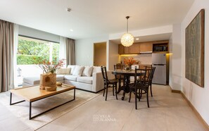 ALANNA SIGNATURE DUPLEX SUITE | Wohnbereich | 43-Zoll-Flachbildfernseher mit Digitalempfang, Netflix, aktuelle Filme