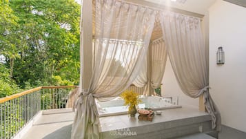 ALANNA JACUZZI PENTHOUSE | Balcony view