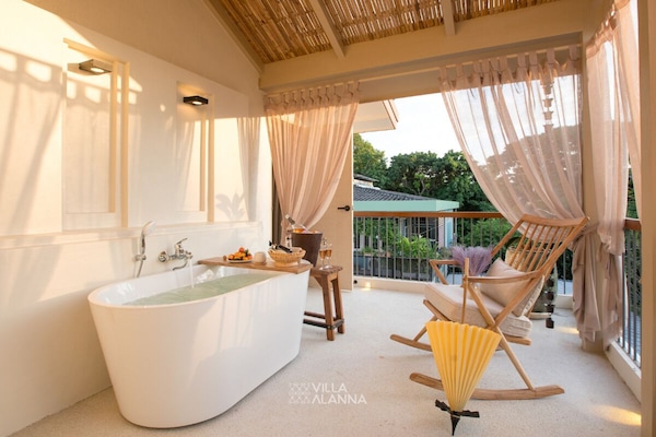 MOON BATH SUITE | Vista a la montaña