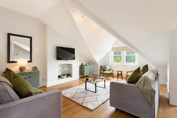 Smart TV, fireplace - Beautiful Regents Park Apartment (Greater London)
