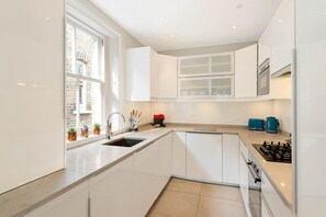 Fridge, microwave, oven, stovetop - Beautiful Regents Park Apartment (Greater London)