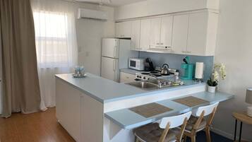 Réfrigérateur, micro-ondes, four, plaque de cuisson