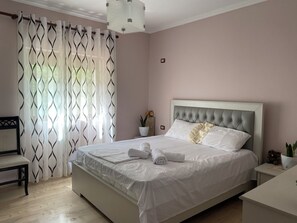 1 habitación, tabla de planchar con plancha, wifi gratis y ropa de cama 