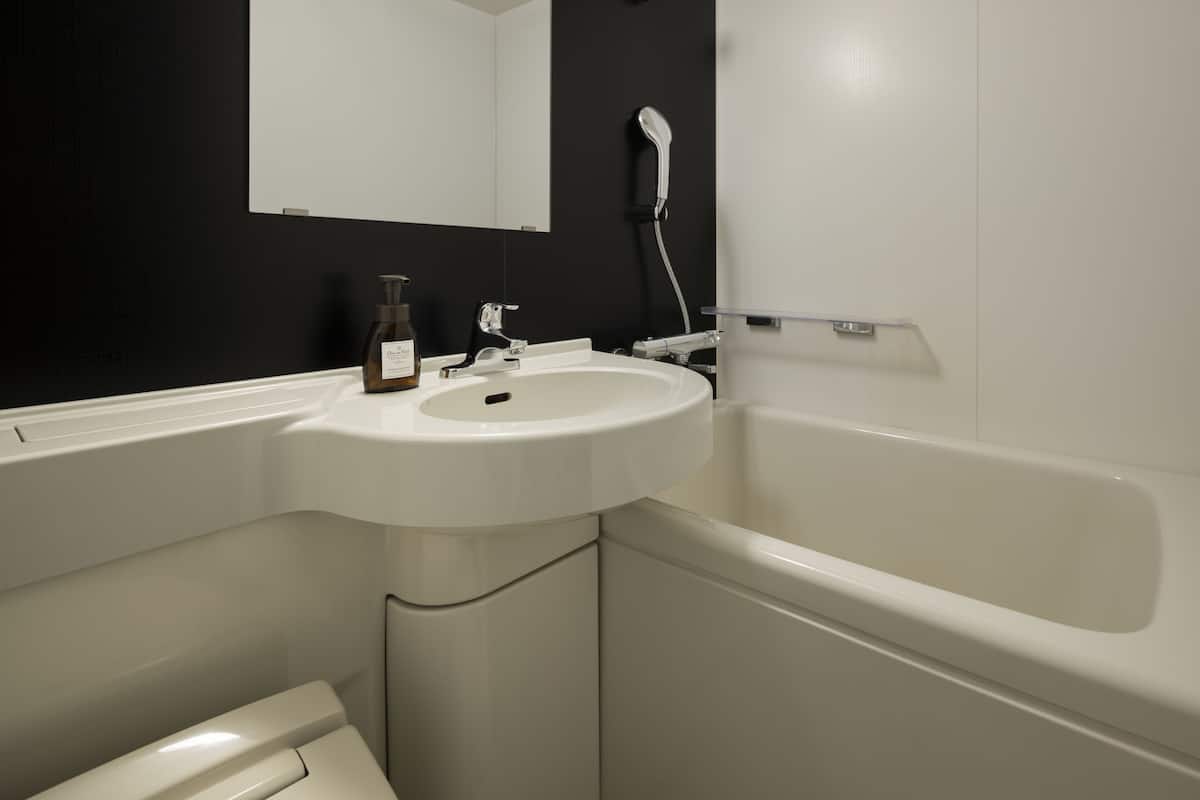 Kombinasi shower/bathtub dan perlengkapan mandi gratis