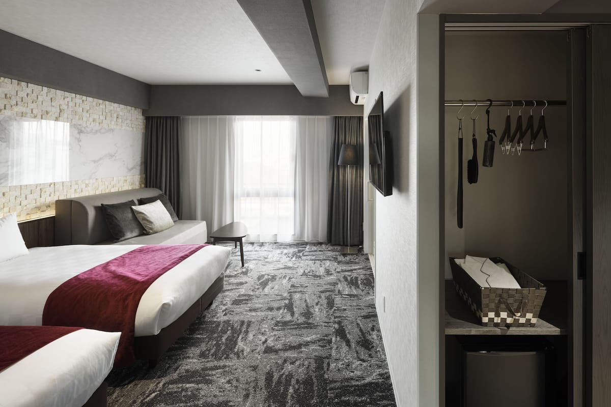 Meja kerja, Wi-Fi gratis, dan seprai linen